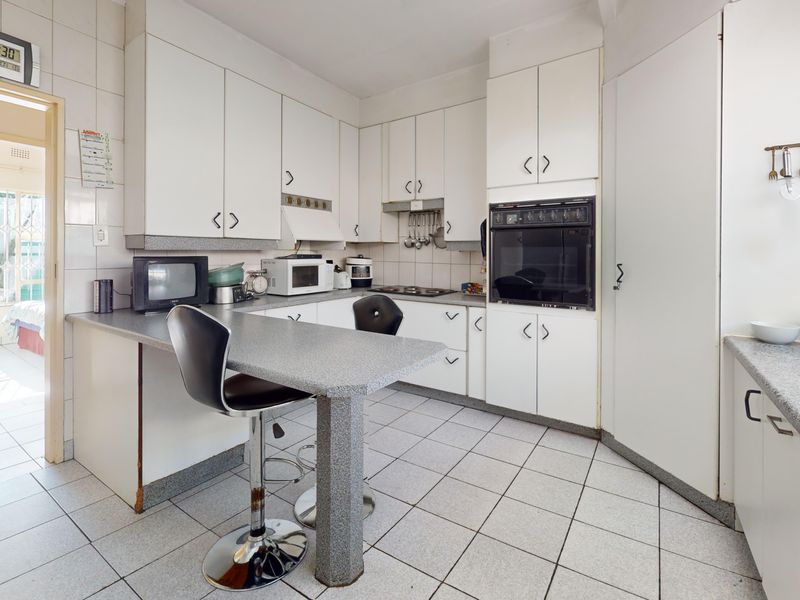 Spacious Family Home with Pool, Entertainment Area & Generator - Photo 3