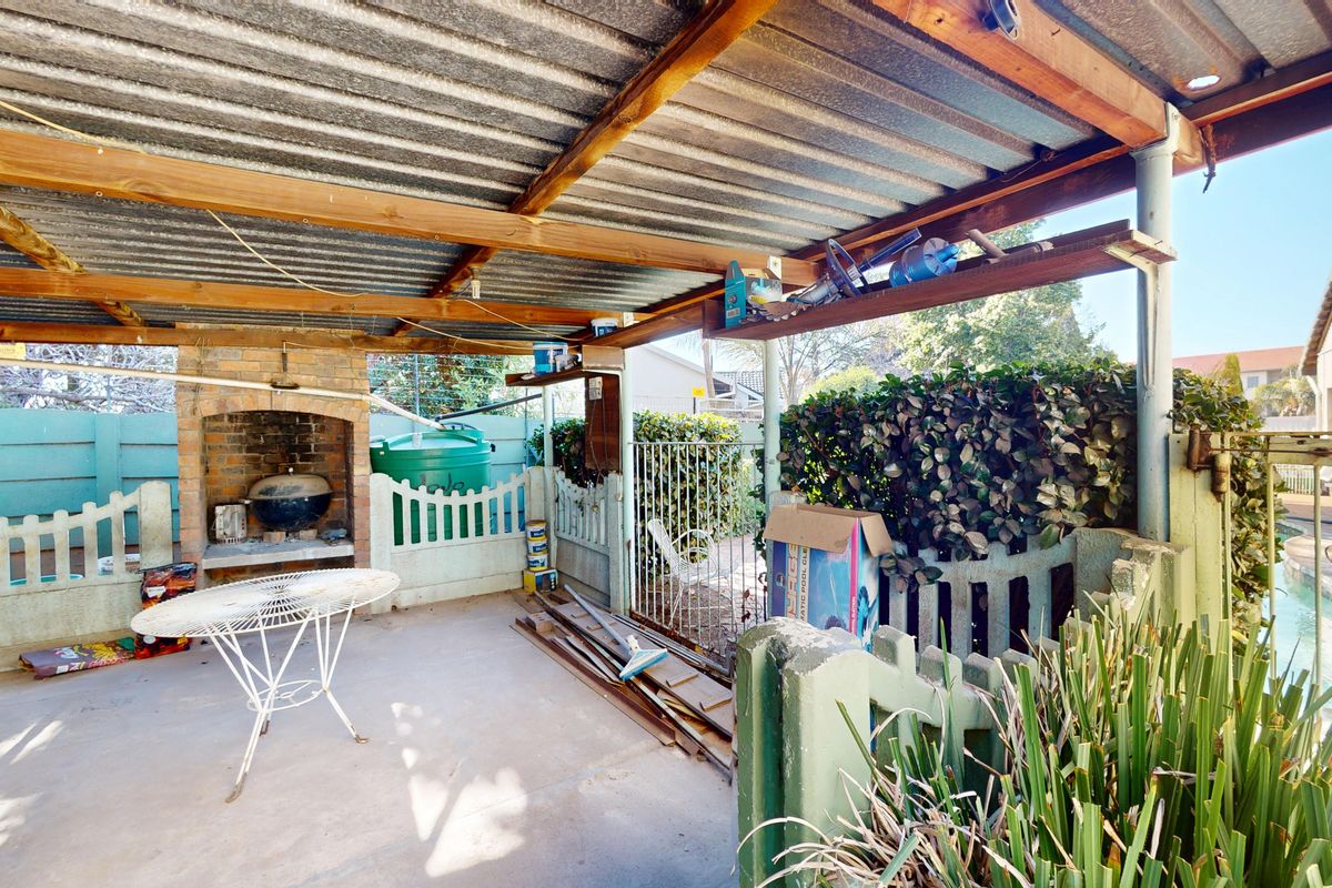 Spacious Family Home with Pool, Entertainment Area & Generator - Photo 2