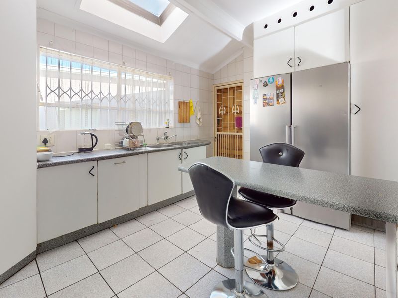 Spacious Family Home with Pool, Entertainment Area & Generator - Photo 10