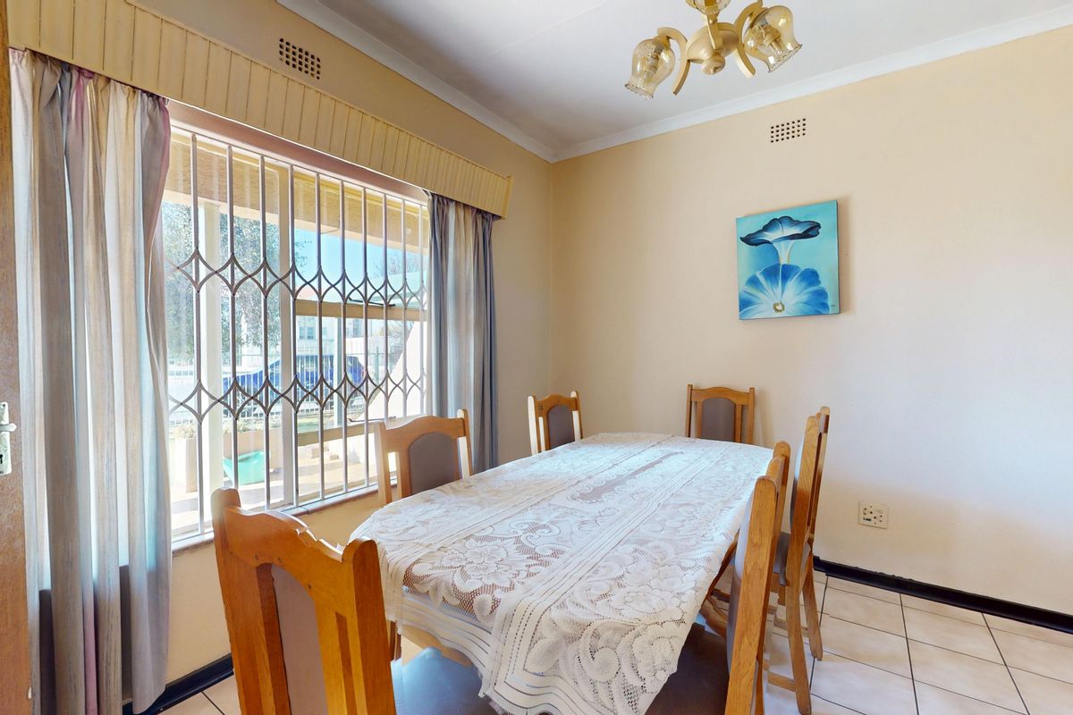 Spacious Family Home with Pool, Entertainment Area & Generator - Photo 5