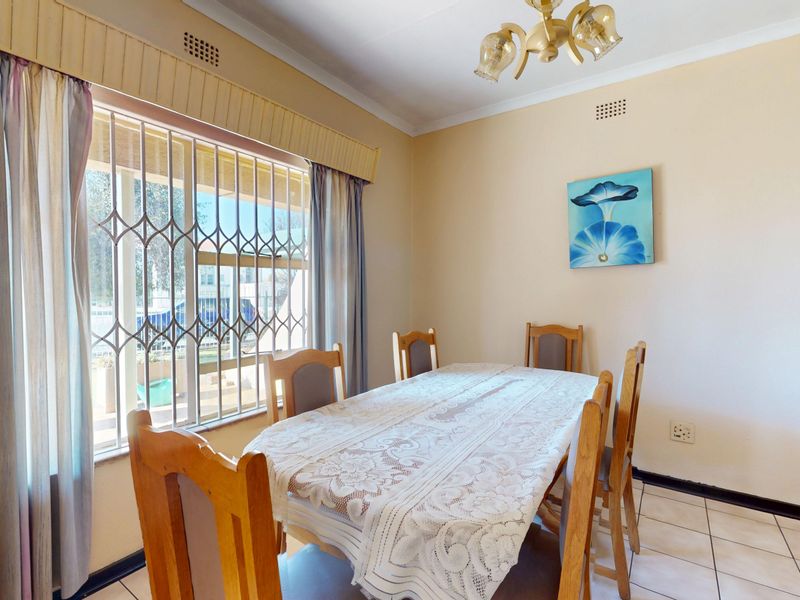 Spacious Family Home with Pool, Entertainment Area & Generator - Photo 5