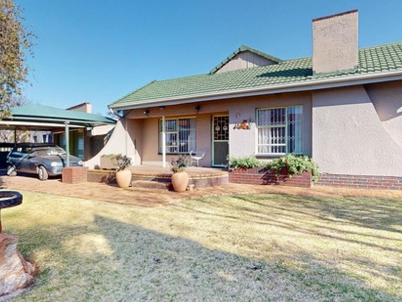 Spacious Family Home with Pool, Entertainment Area & Generator - Photo 6