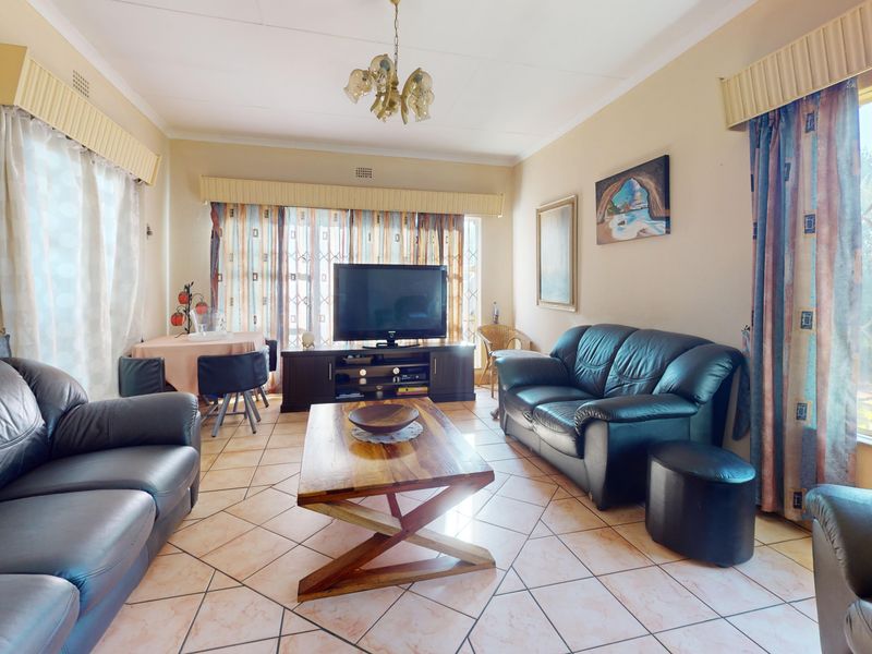 Spacious Family Home with Pool, Entertainment Area & Generator - Photo 8