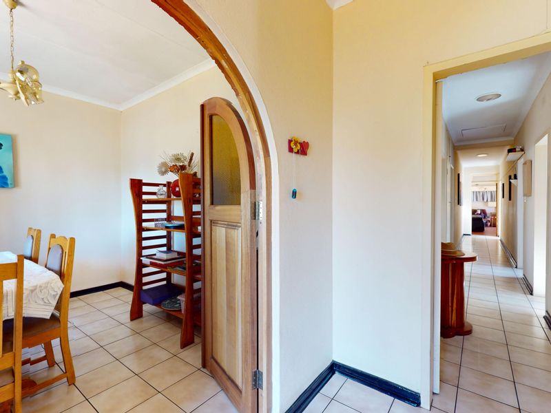 Spacious Family Home with Pool, Entertainment Area & Generator - Photo 7