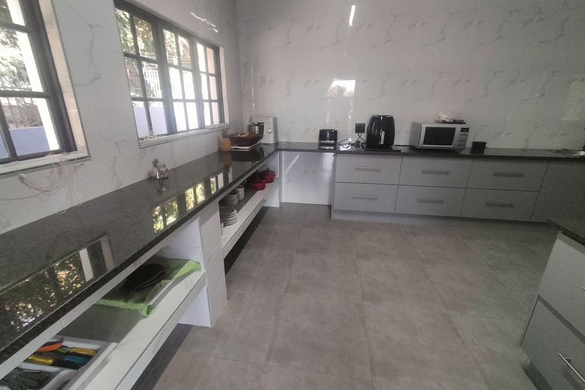 Exclusive Hospitality Investment: Boutique Hotel Potential in Pretoria North - Photo 5