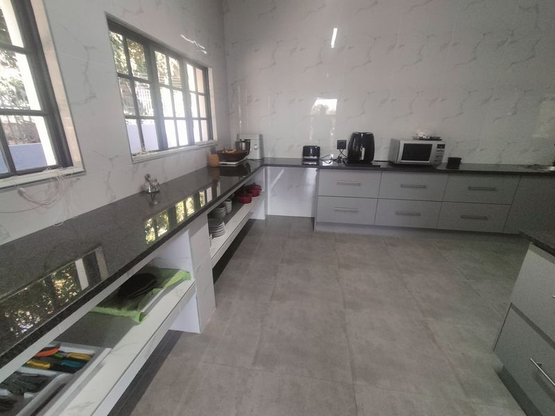 Exclusive Hospitality Investment: Boutique Hotel Potential in Pretoria North - Photo 5