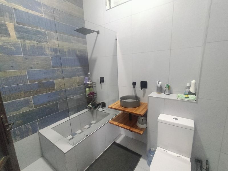 Exclusive Hospitality Investment: Boutique Hotel Potential in Pretoria North - Photo 8