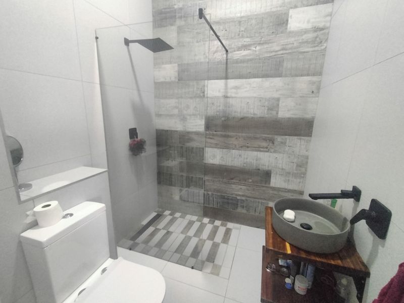 Exclusive Hospitality Investment: Boutique Hotel Potential in Pretoria North - Photo 10