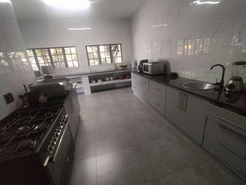 Exclusive Hospitality Investment: Boutique Hotel Potential in Pretoria North - Photo 6