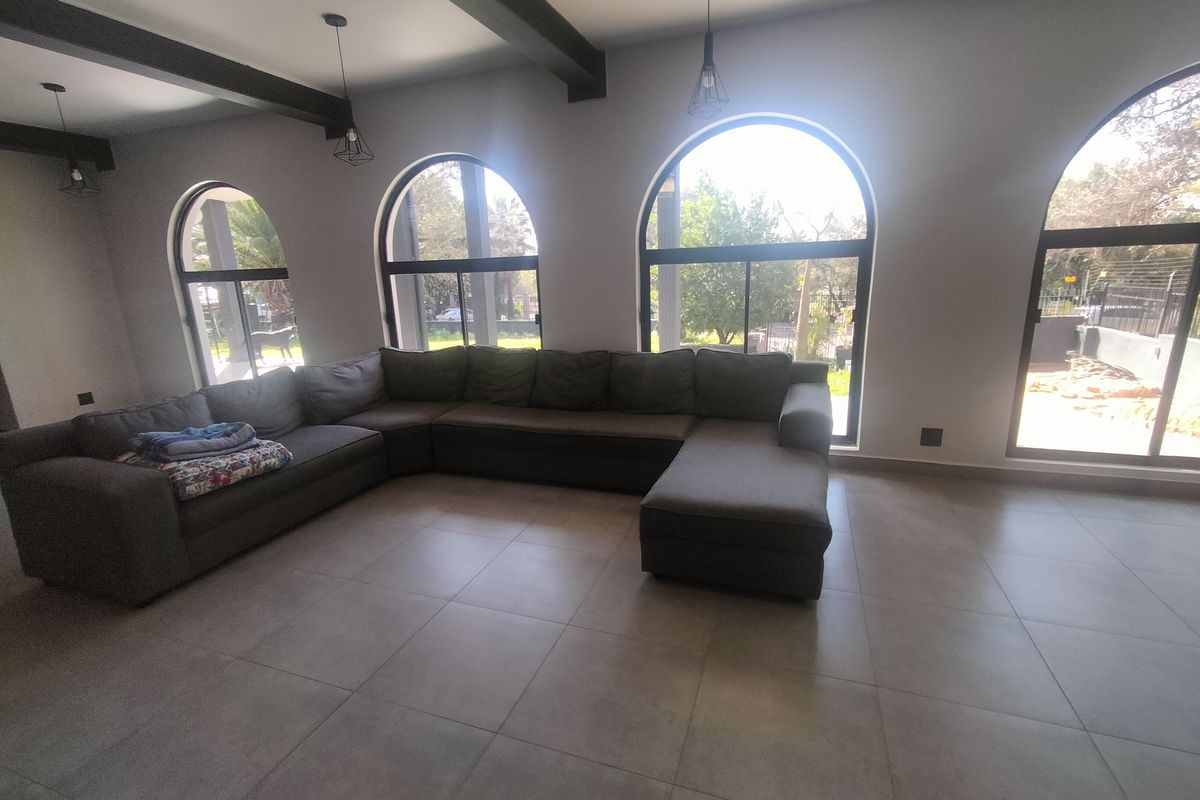 Exclusive Hospitality Investment: Boutique Hotel Potential in Pretoria North - Photo 4