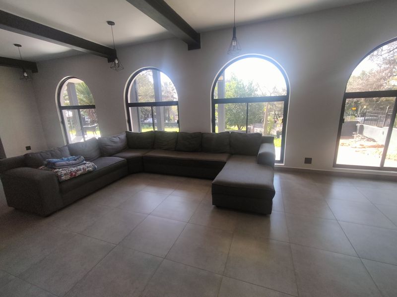 Exclusive Hospitality Investment: Boutique Hotel Potential in Pretoria North - Photo 4