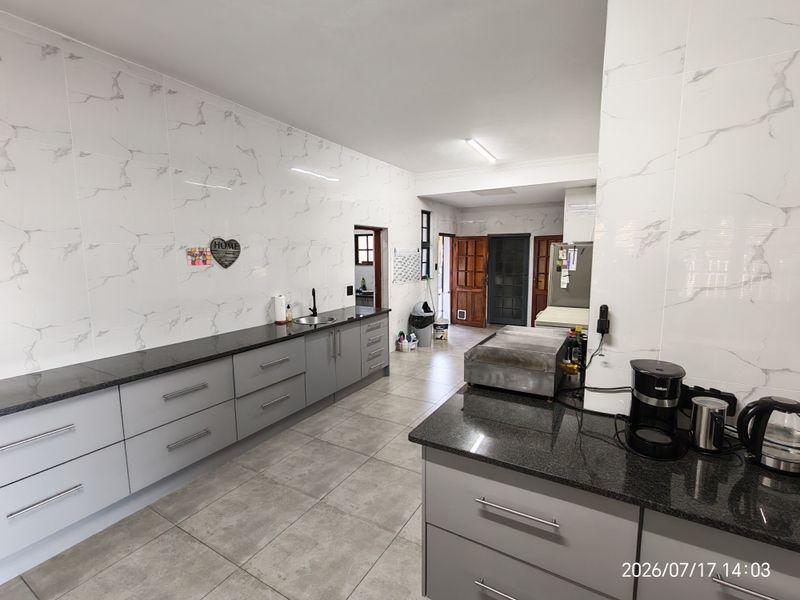 Exclusive Hospitality Investment: Boutique Hotel Potential in Pretoria North - Photo 3