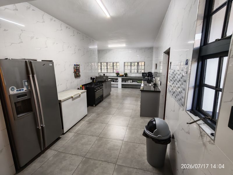 Exclusive Hospitality Investment: Boutique Hotel Potential in Pretoria North - Photo 5