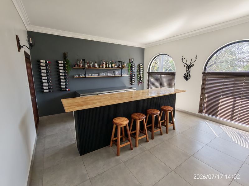 Exclusive Hospitality Investment: Boutique Hotel Potential in Pretoria North - Photo 2
