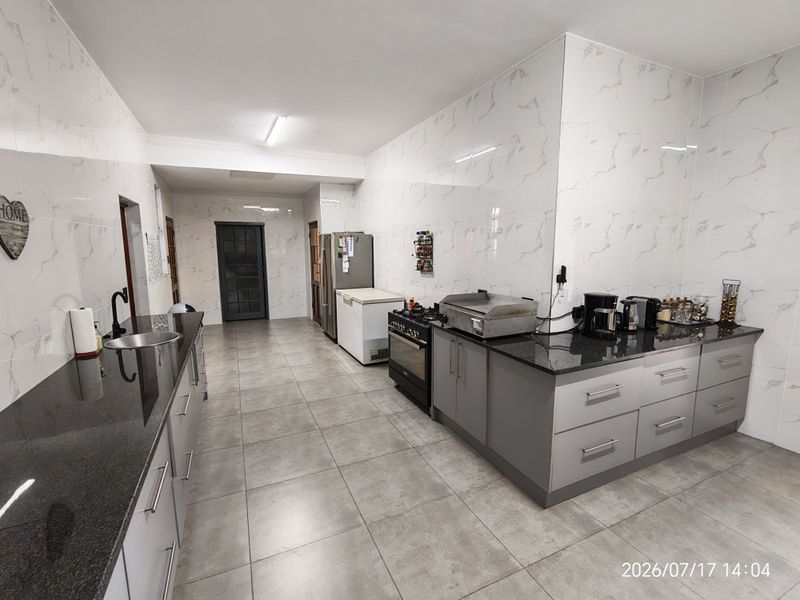 Exclusive Hospitality Investment: Boutique Hotel Potential in Pretoria North - Photo 4