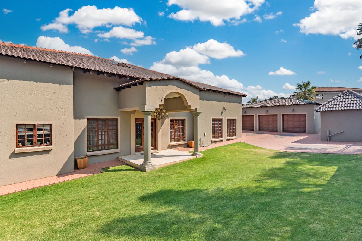 5 Bedroom House with 2 Bedroom Flatlet For Sale in Greenhills. - Photo 2