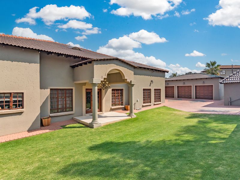 5 Bedroom House with 2 Bedroom Flatlet For Sale in Greenhills. - Photo 2