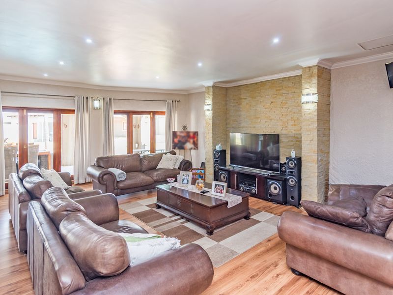 5 Bedroom House with 2 Bedroom Flatlet For Sale in Greenhills. - Photo 10