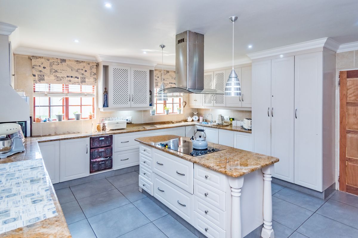 5 Bedroom House with 2 Bedroom Flatlet For Sale in Greenhills. - Photo 5