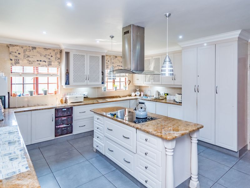 5 Bedroom House with 2 Bedroom Flatlet For Sale in Greenhills. - Photo 5