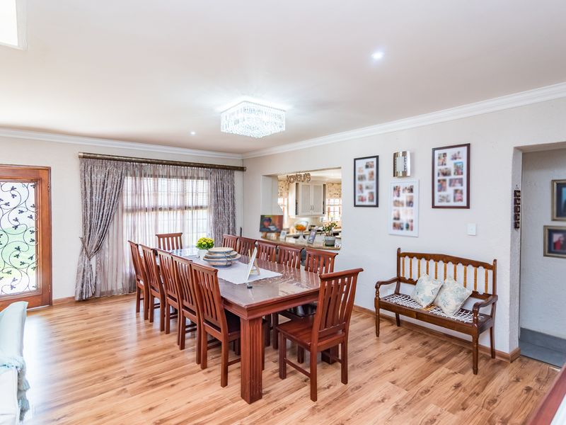 5 Bedroom House with 2 Bedroom Flatlet For Sale in Greenhills. - Photo 9