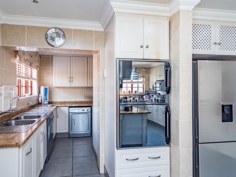 5 Bedroom House with 2 Bedroom Flatlet For Sale in Greenhills. - Photo 8