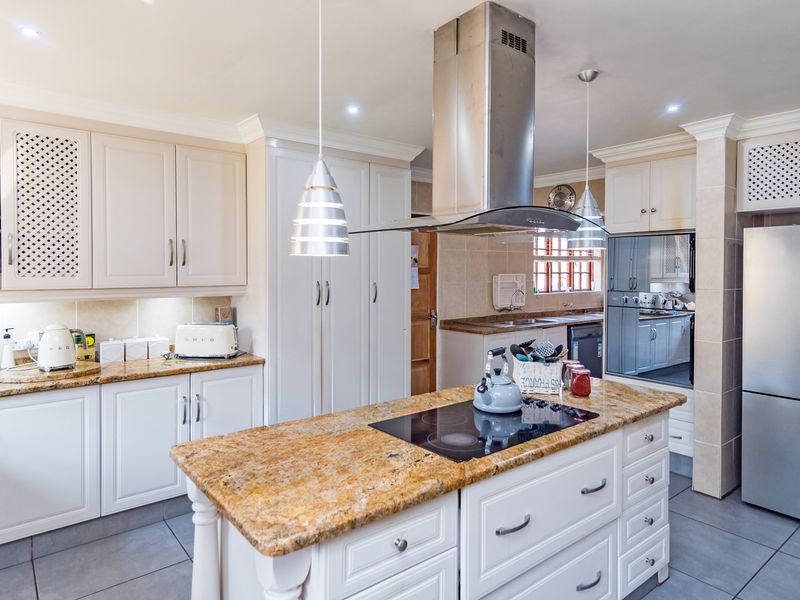 5 Bedroom House with 2 Bedroom Flatlet For Sale in Greenhills. - Photo 6