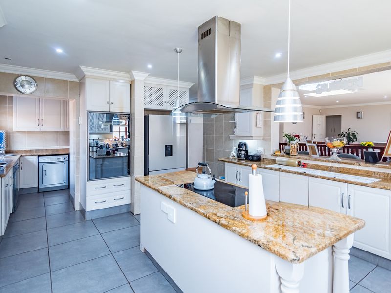 5 Bedroom House with 2 Bedroom Flatlet For Sale in Greenhills. - Photo 7