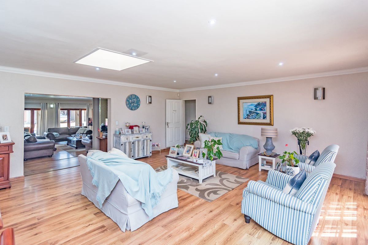 5 Bedroom House with 2 Bedroom Flatlet For Sale in Greenhills. - Photo 4