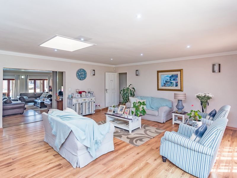 5 Bedroom House with 2 Bedroom Flatlet For Sale in Greenhills. - Photo 4