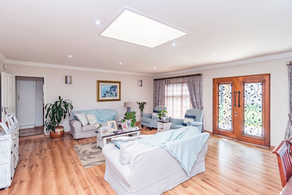 5 Bedroom House with 2 Bedroom Flatlet For Sale in Greenhills. - Photo 3