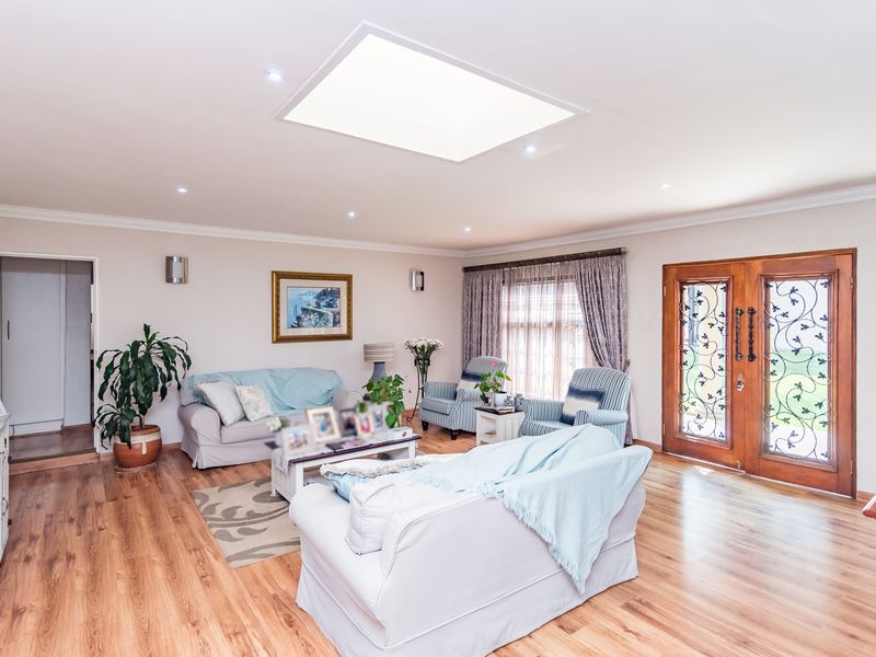 5 Bedroom House with 2 Bedroom Flatlet For Sale in Greenhills. - Photo 3