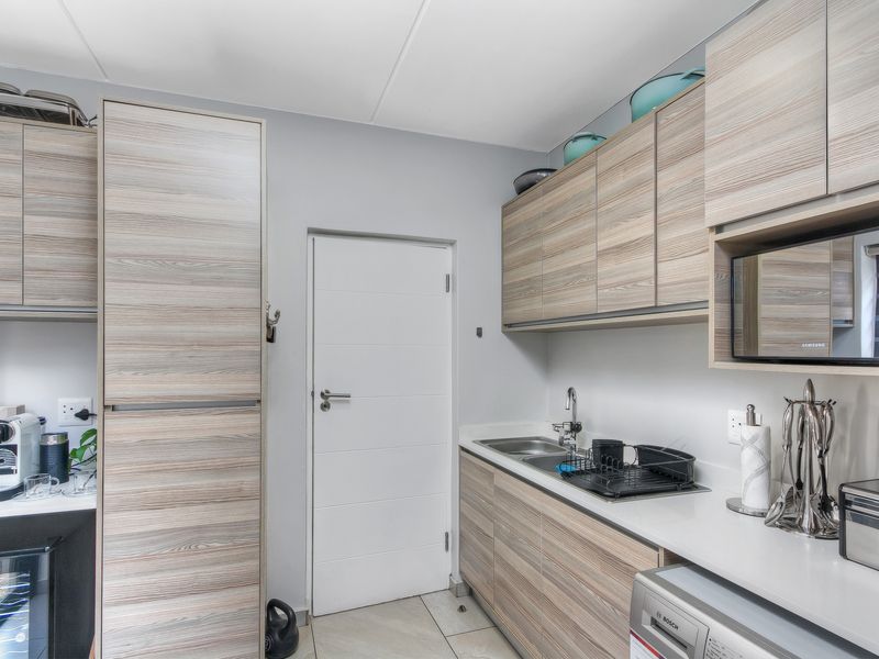 Modern 4-Bedroom Family Home in The Hutton - Photo 4