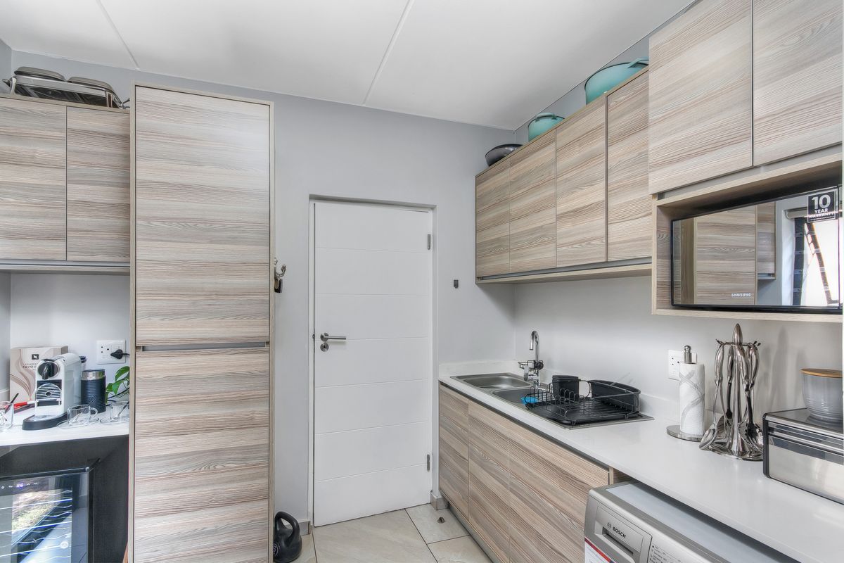 Modern 4-Bedroom Family Home in The Hutton - Photo 4