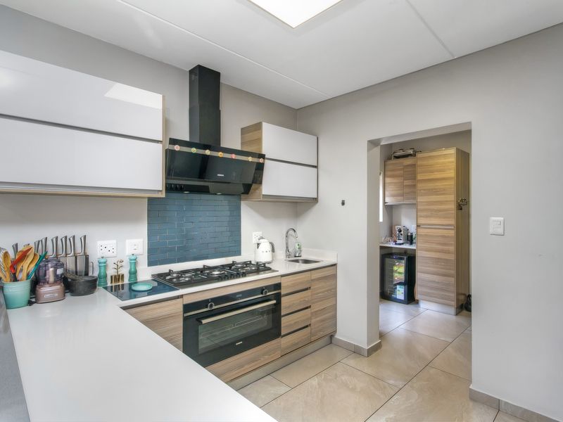 Modern 4-Bedroom Family Home in The Hutton - Photo 3