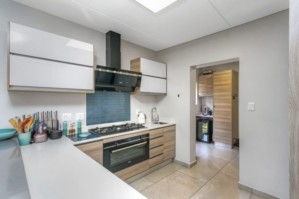 Modern 4-Bedroom Family Home in The Hutton - Photo 3