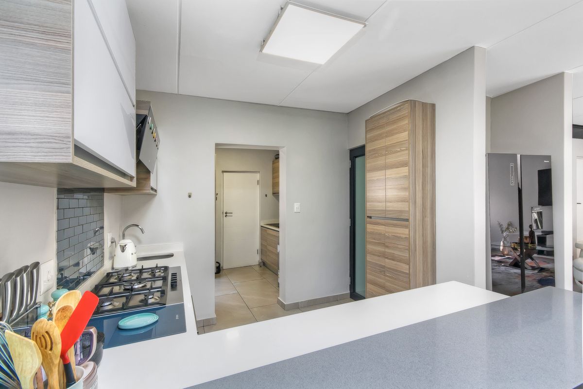 Modern 4-Bedroom Family Home in The Hutton - Photo 5