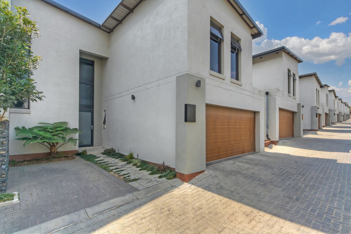 Modern 4-Bedroom Family Home in The Hutton - Photo 2