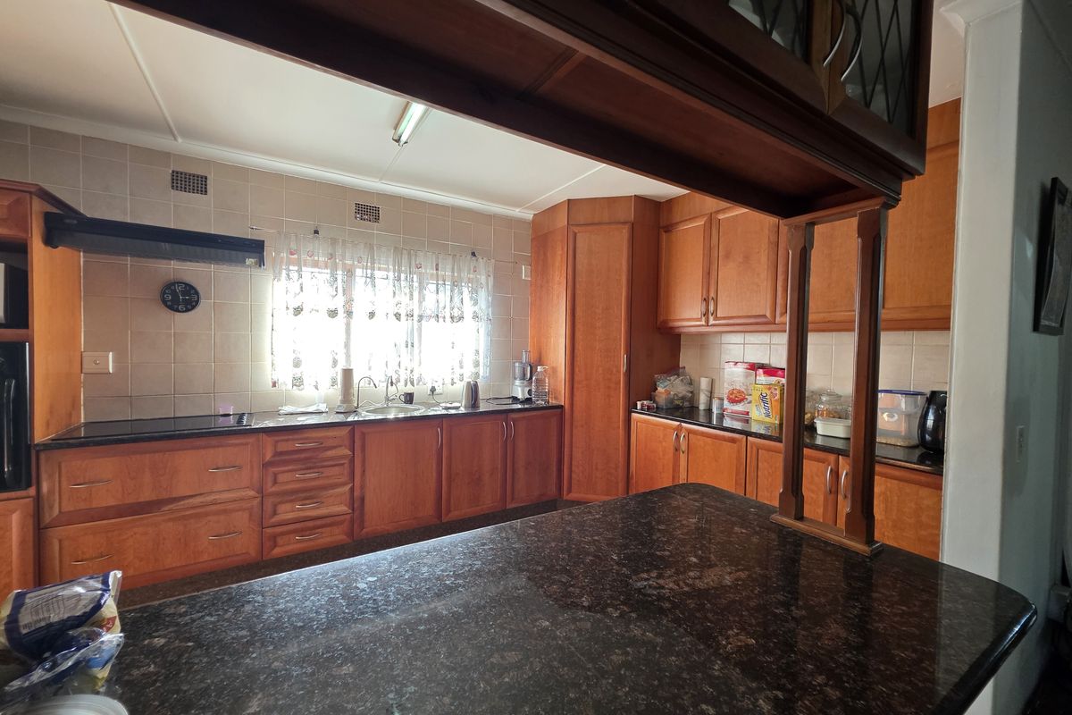 Spacious Family Home with Income-Generating Flatlet - Photo 4