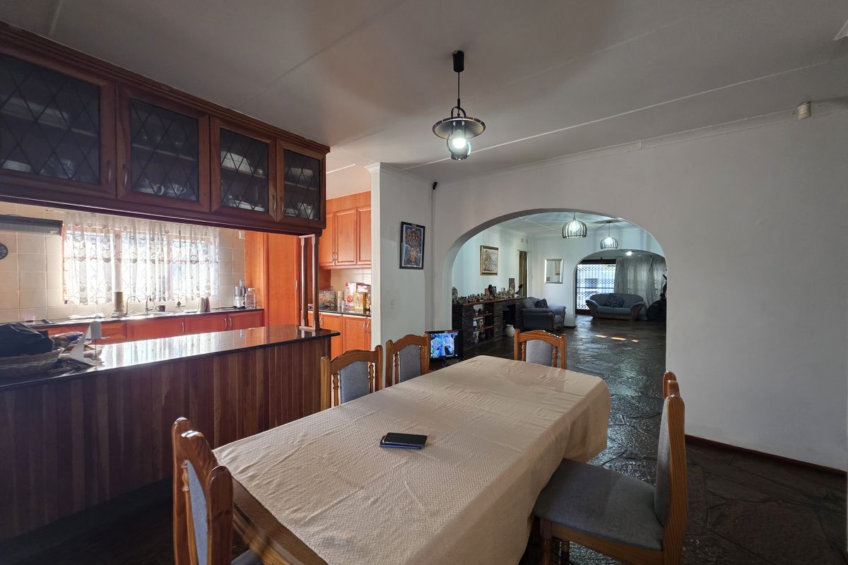 Spacious Family Home with Income-Generating Flatlet - Photo 5