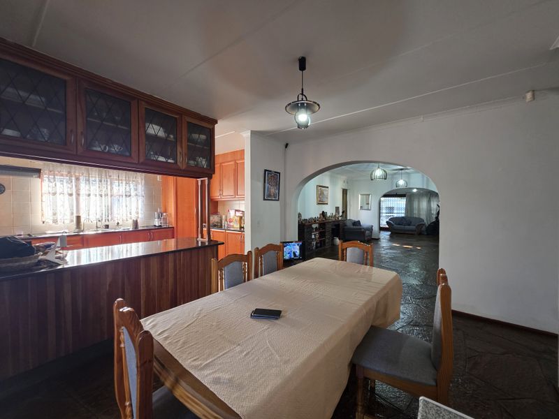 Spacious Family Home with Income-Generating Flatlet - Photo 5