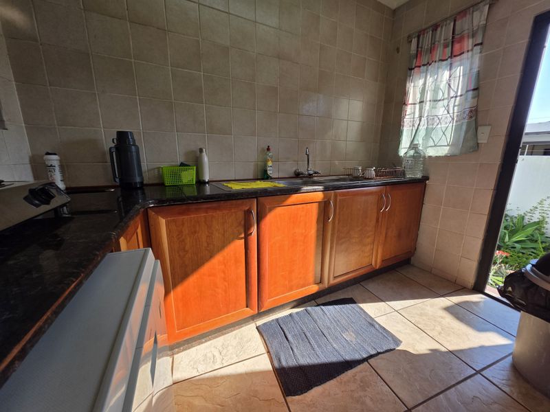 Spacious Family Home with Income-Generating Flatlet - Photo 9