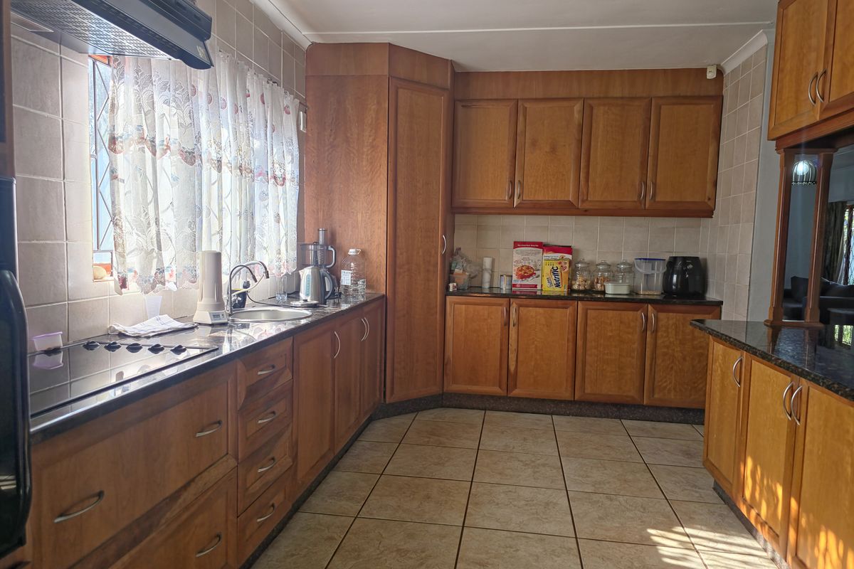 Spacious Family Home with Income-Generating Flatlet - Photo 3