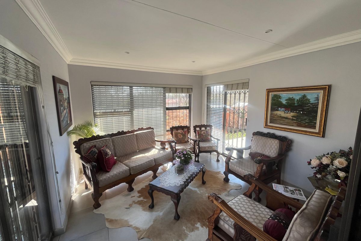 Charming & Cozy Retreat in the Heart of Frankfort – Your Perfect Home Awaits! - Photo 3