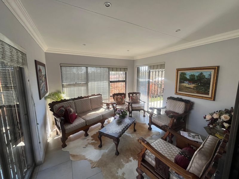 Charming & Cozy Retreat in the Heart of Frankfort – Your Perfect Home Awaits! - Photo 3