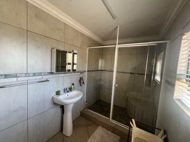 Charming & Cozy Retreat in the Heart of Frankfort – Your Perfect Home Awaits! - Photo 10