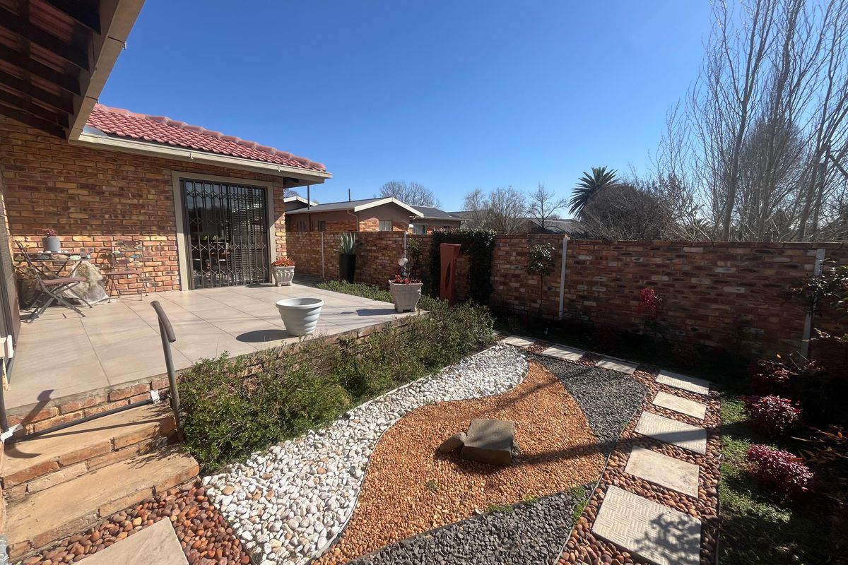 Charming & Cozy Retreat in the Heart of Frankfort – Your Perfect Home Awaits! - Photo 2