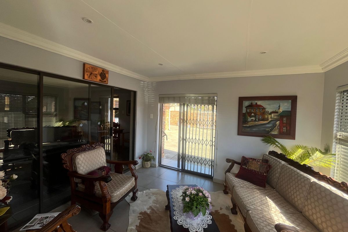 Charming & Cozy Retreat in the Heart of Frankfort – Your Perfect Home Awaits! - Photo 4