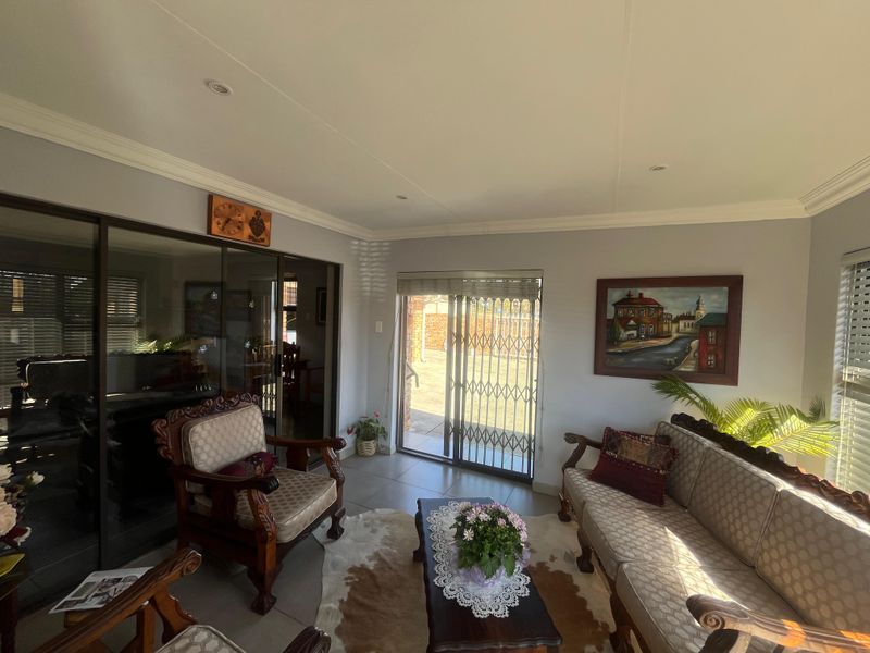 Charming & Cozy Retreat in the Heart of Frankfort – Your Perfect Home Awaits! - Photo 4