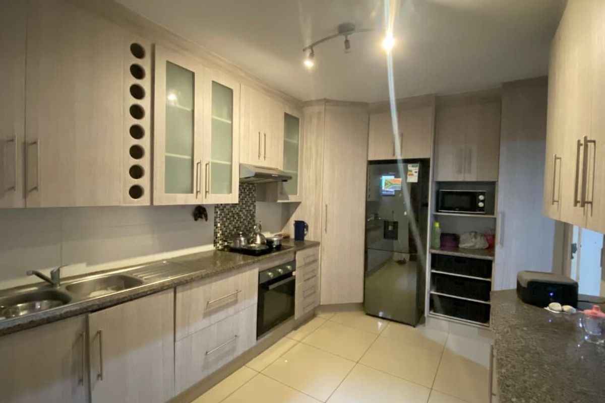 3 Bedroom Apartment for Sale - Photo 5